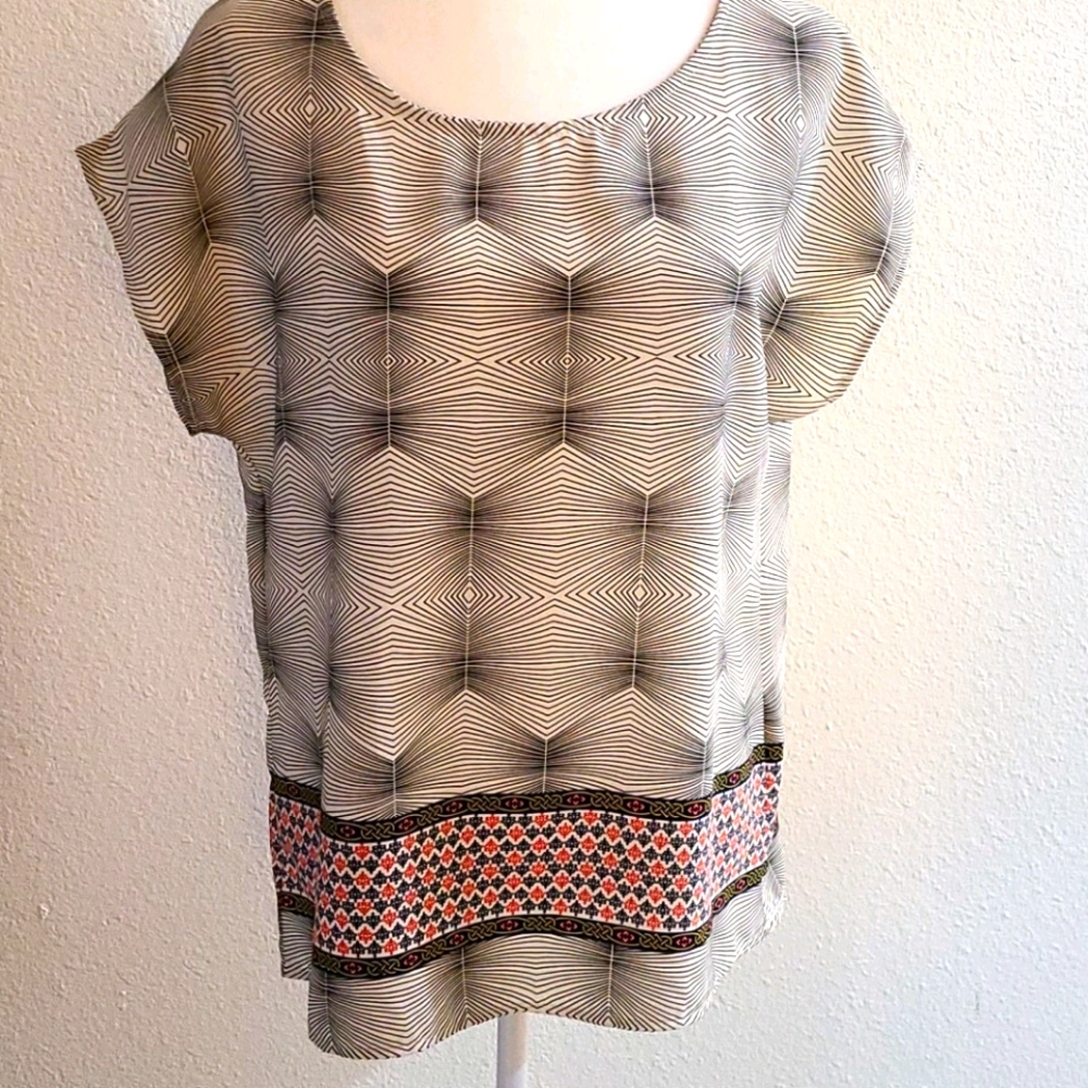 Geometric Extended Sleeve Top